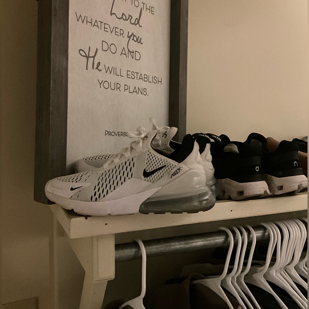 White Nike air max 270’s